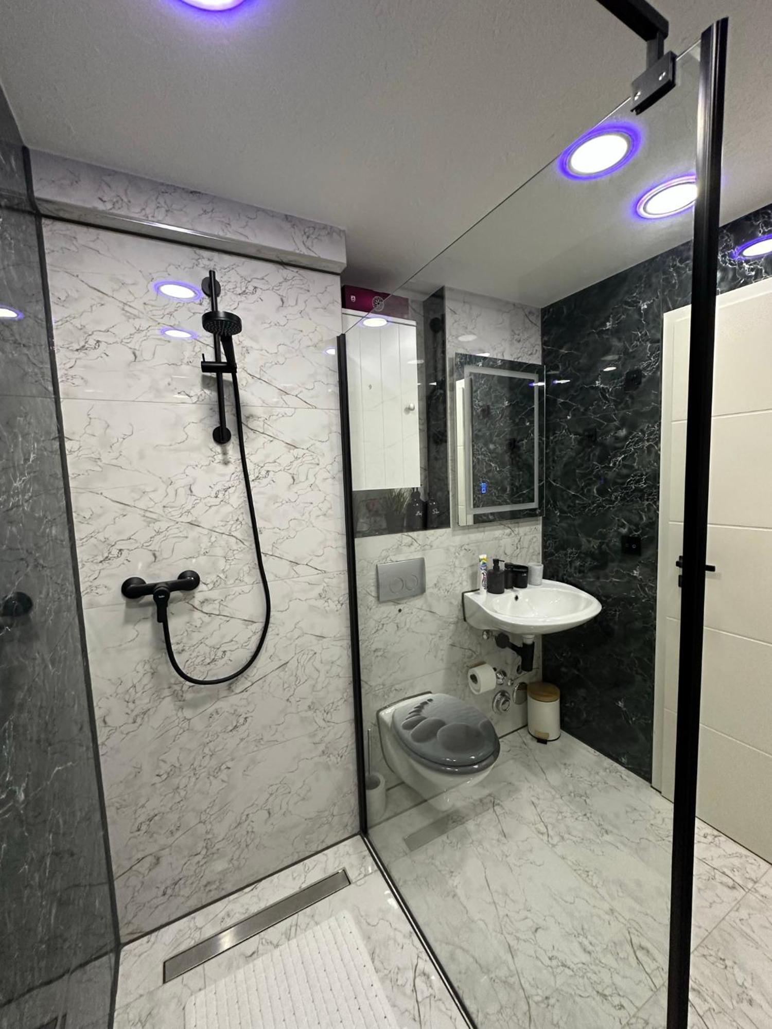 Modern Apartments Neuburg P - Top - 2 Zimmer, Komfort, Balkon, Wi-Fi, Smart Tv, Grosse Dusche, Kueche Neuburg an Der Donau Zewnętrze zdjęcie